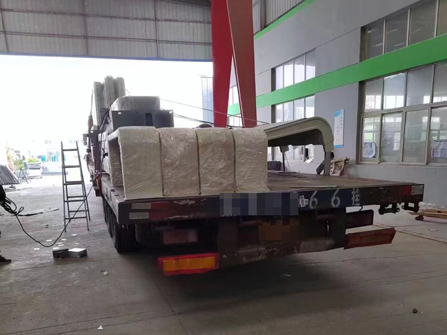 河北保定候車(che)亭髮(fa)貨